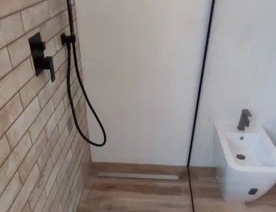 bagno country con mattoni e legno verona