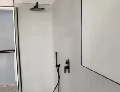 bagno moderno con profili neri e accessori coordinati