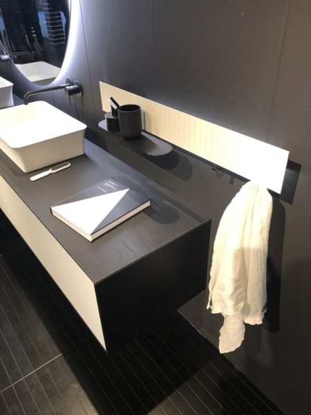 arredo bagno con dettagli in alluminio